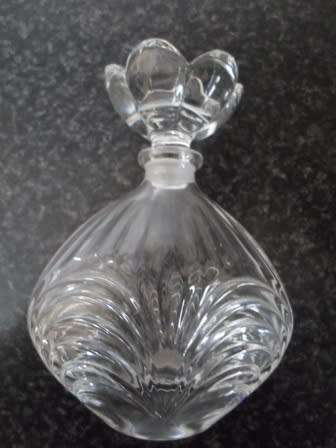 EXQUISITE!! VINTAGE CRYSTAL PERFUME BOTTLE WITH FLOWER FORM STOPPER  STUNNING  WOW!