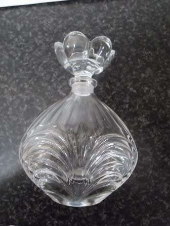 EXQUISITE!! VINTAGE CRYSTAL PERFUME BOTTLE WITH FLOWER FORM STOPPER  STUNNING  WOW!