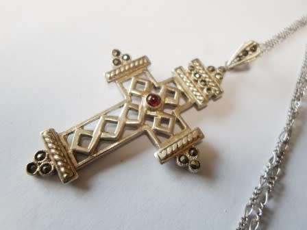WOW!! LARGE VINTAGE STERLING SILVER, GARNET & MARCASITE CROSS WITH CHAIN  8,4g  WOW!!