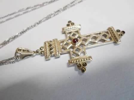 WOW!! LARGE VINTAGE STERLING SILVER, GARNET & MARCASITE CROSS WITH CHAIN  8,4g  WOW!!