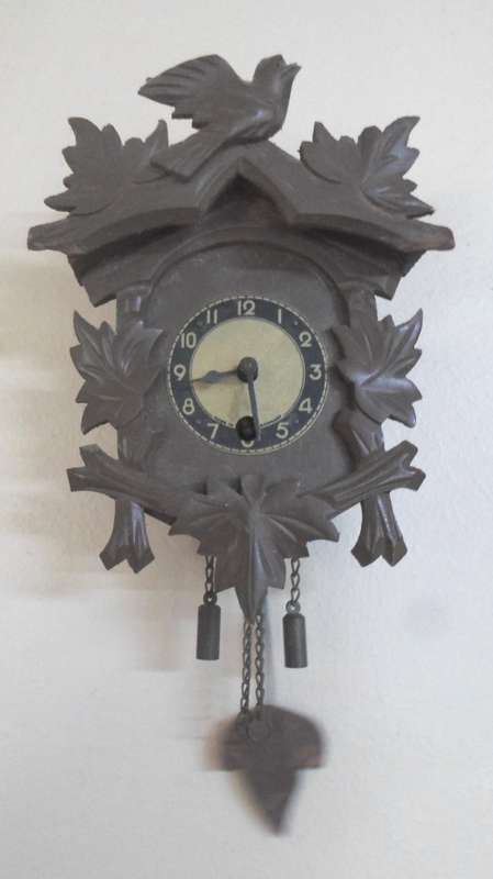 WOW!! GORGEOUS MINATURE VINTAGE KEY WIND CUCKOO STYLE CLOCK 100% WORKING WOW!!