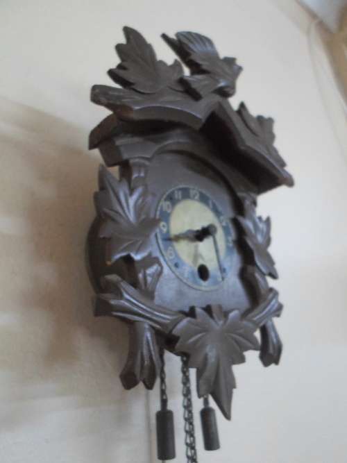 WOW!! GORGEOUS MINATURE VINTAGE KEY WIND CUCKOO STYLE CLOCK 100% WORKING WOW!!