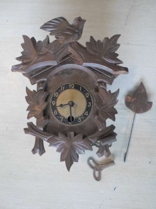 WOW!! GORGEOUS MINATURE VINTAGE KEY WIND CUCKOO STYLE CLOCK 100% WORKING WOW!!