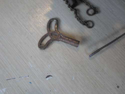 WOW!! GORGEOUS MINATURE VINTAGE KEY WIND CUCKOO STYLE CLOCK 100% WORKING WOW!!