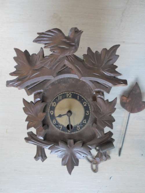WOW!! GORGEOUS MINATURE VINTAGE KEY WIND CUCKOO STYLE CLOCK 100% WORKING WOW!!