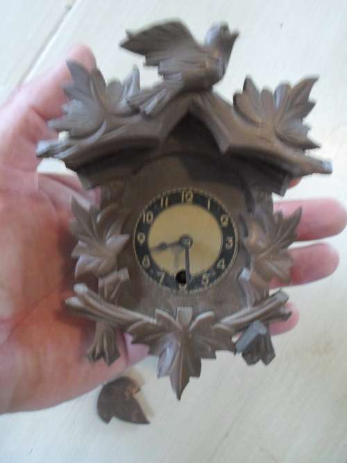 WOW!! GORGEOUS MINATURE VINTAGE KEY WIND CUCKOO STYLE CLOCK 100% WORKING WOW!!