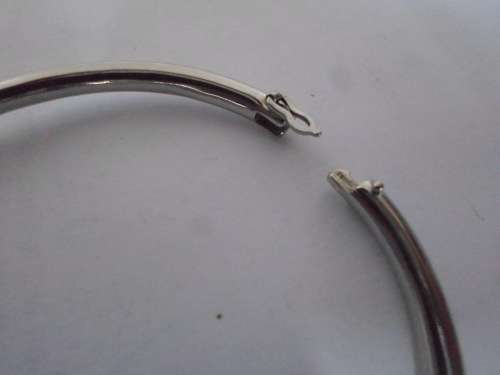 NEW MICHAEL KORS STAINLESS STEEL CLIP BANGLE VALUE R1460 FROM MACY`S NEW YORK WOW!!