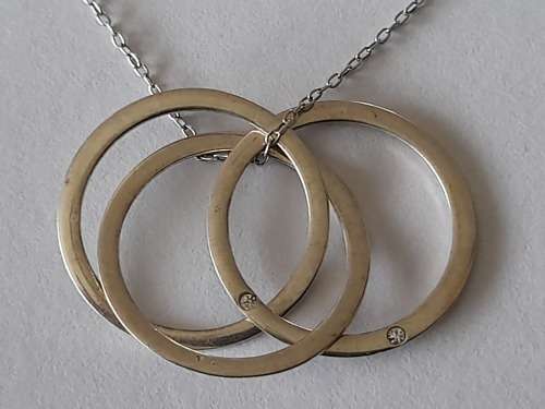 New sterling silver and cz 3 ring pendant and chain 2,5g wow!!