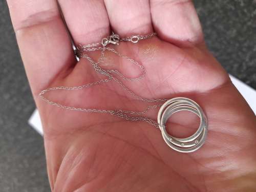 New sterling silver and cz 3 ring pendant and chain 2,5g wow!!