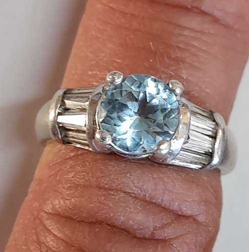 Magnificent sterling silver Aquamarine and cz ring   3,3g Wow!!