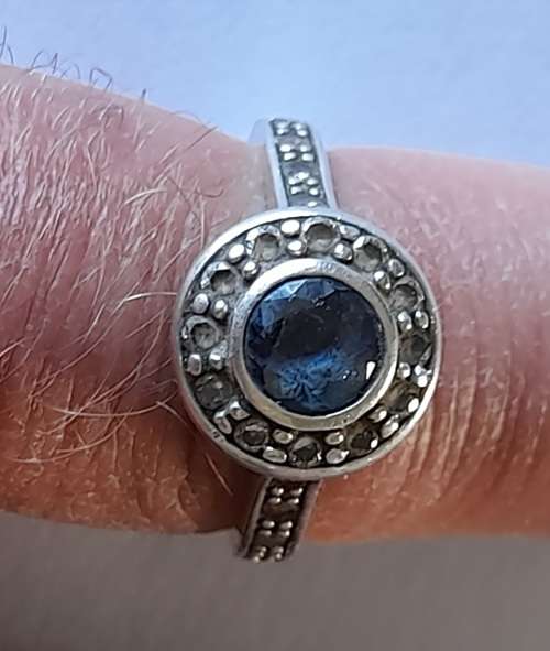 Stunning sterling silver sapphire and cz ring  2,4g  Wow!!