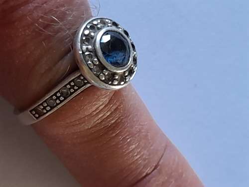 Stunning sterling silver sapphire and cz ring  2,4g  Wow!!