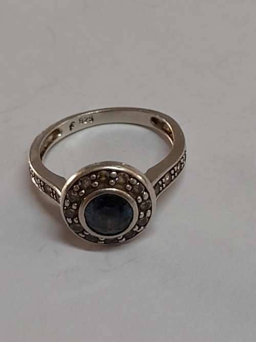 Stunning sterling silver sapphire and cz ring  2,4g  Wow!!