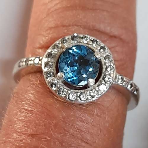 Beautiful sterling silver blue topaz and cz ring   3,8g  Wow!!