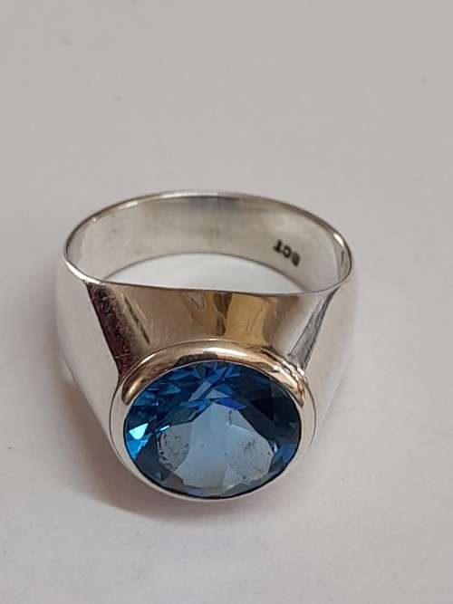 Magnificent!! Large vintage 9ct white gold +-10,00ct blue topaz ring 11,6g value R7500 wow!!