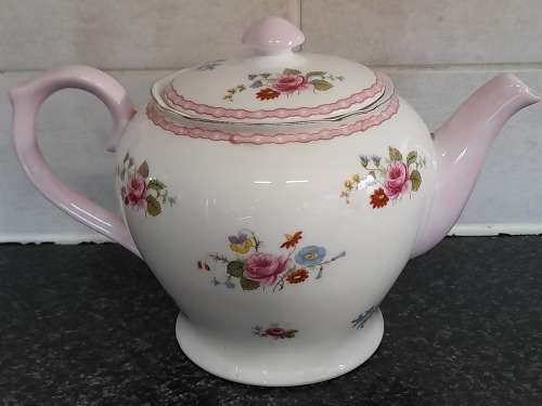 Beautiful!! Vintage Shelley teapot value R1500 wow!!