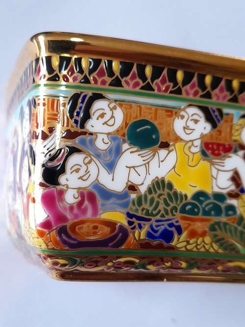 Amazing!! Thai Benjarong 18ct gold hand painted porcelain dish Value R850