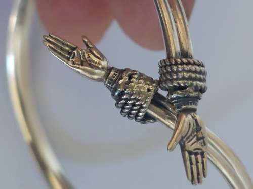 Amazing vintage crossed hands sterling silver bangle 11,1g