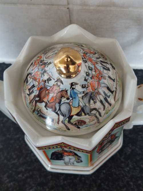 Wow!! Vintage Sadler battle of Waterloo tea pot Value R950