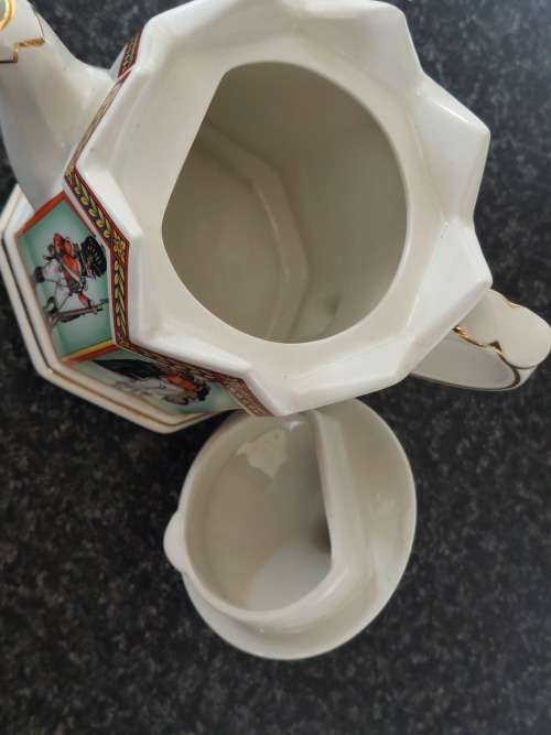 Wow!! Vintage Sadler battle of Waterloo tea pot Value R950