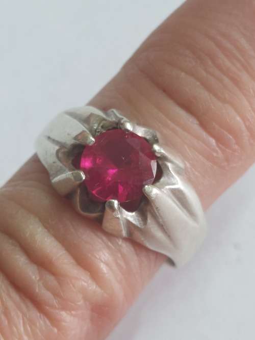 Lovely vintage sterling silver ruby ring 3,0g