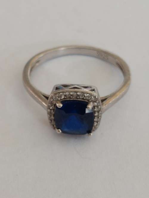 Wow!! Sterling silver sapphire & cz ring 2,4g