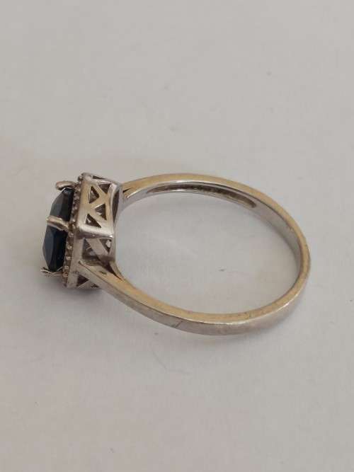 Wow!! Sterling silver sapphire & cz ring 2,4g