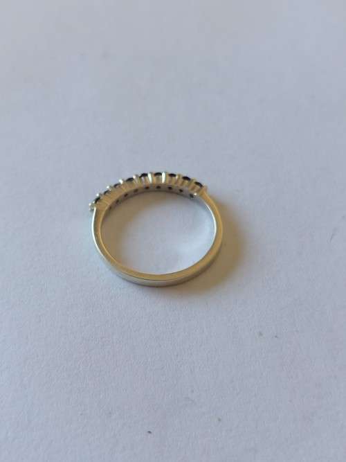 Gorgeous 9ct white gold black diamond ring 1,5g  Value R3950