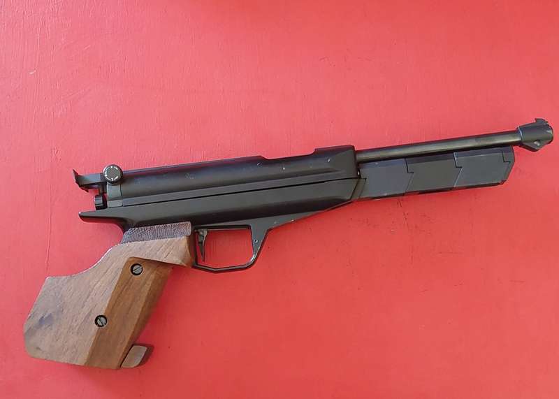 Rare Find!! Vintage Feinwerkbau Model 80 air pistol with original case, 100 working