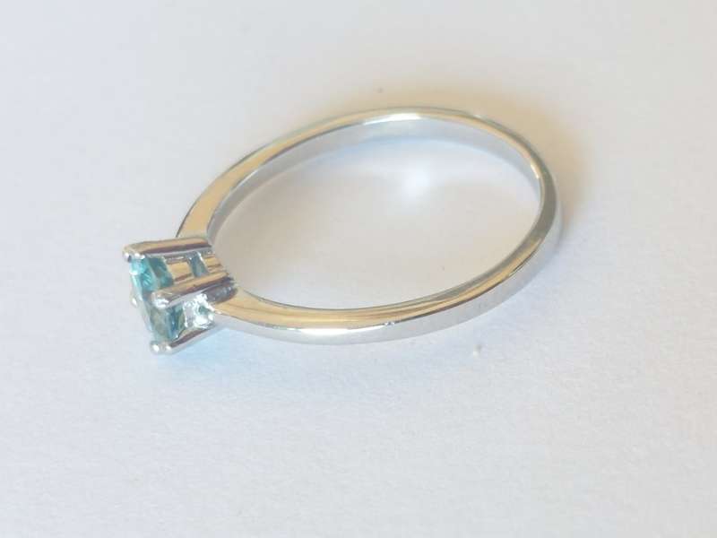 Gorgeous!! NEW!! 0,60ct blue Moissanite sterling silver ring 1,8g WOW!!
