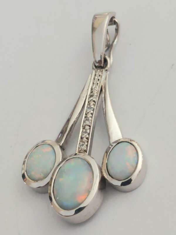 Exquisite vintage 9ct white gold opal & diamond pendant 4,4g Value R7500