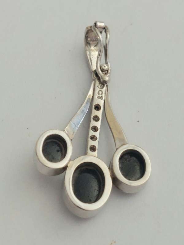 Exquisite vintage 9ct white gold opal & diamond pendant 4,4g Value R7500