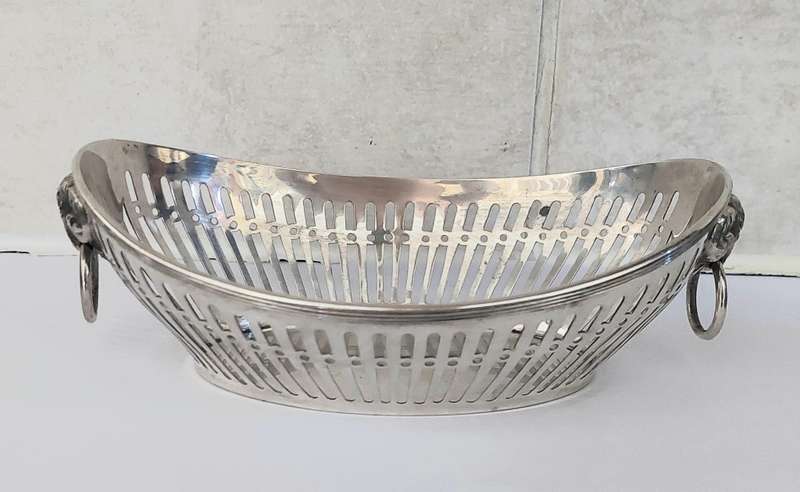 Spectacular 19th century Dutch silver rams head dish 103,1g Value R2500
