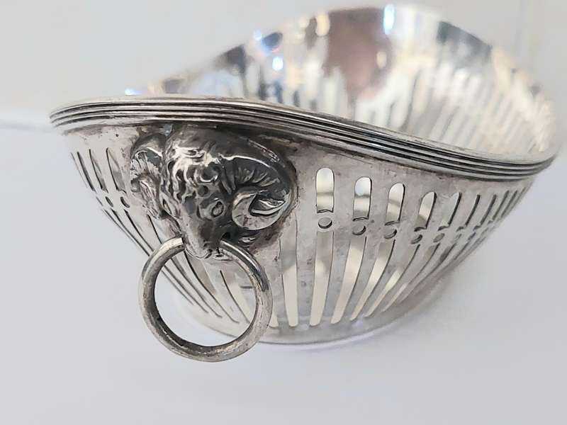 Spectacular 19th century Dutch silver rams head dish 103,1g Value R2500