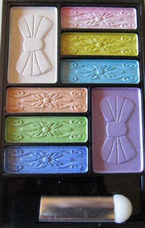 Compact eyeshadow. 8 Colours !