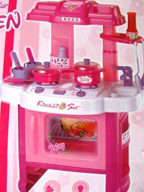 THE PERFECT GIFT ! ! ! Kitchen set with lights and sounds... Shipping R40, additional items & FREE