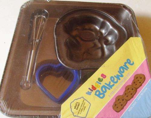 Kiddies Bakeware - cute set that includes baking tray and baking mold