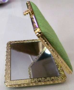 MASSIVE STOCK CLEARANC3-Little compact mirrors  (3 Diffrent colours)8 on auction, R3 Increments!!!
