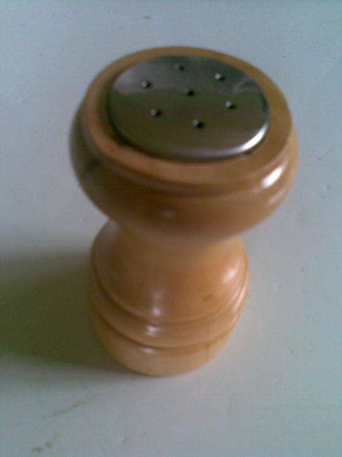 Wooden salt or pepper shacker ***Postage only R30 and R10 per additional item***