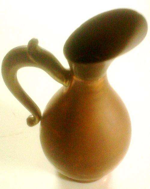 Stunning old-time bras jug, with a bit of polish this item will be a sure eye catcher!!!