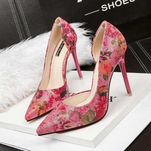 Heels WILD ROSE Pink Floral Print Pointed Toe High Heel Pump Shoes SA Sizes 2 6 was sold for 685.00 on 17 Mar at 23 01 by Peppertree Trading in Outside South Africa ID 330445855