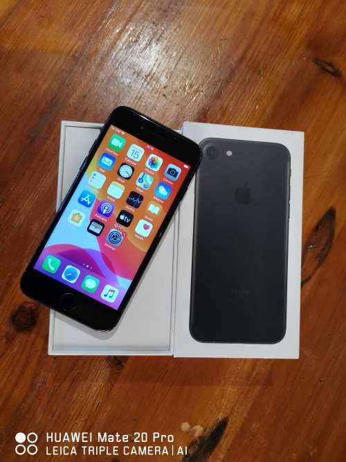 Iphone 7 - 32GB {Used}