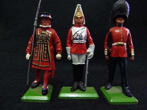 SET OF 3 BRITAIN LIMITED METAL TOY SOLDIERS - BEEFEATER, QUEEN'S GUARD & SCOT GUARD