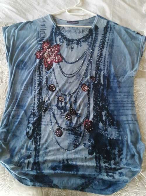 Beautiful blue ladies top with jewelery design * As new!