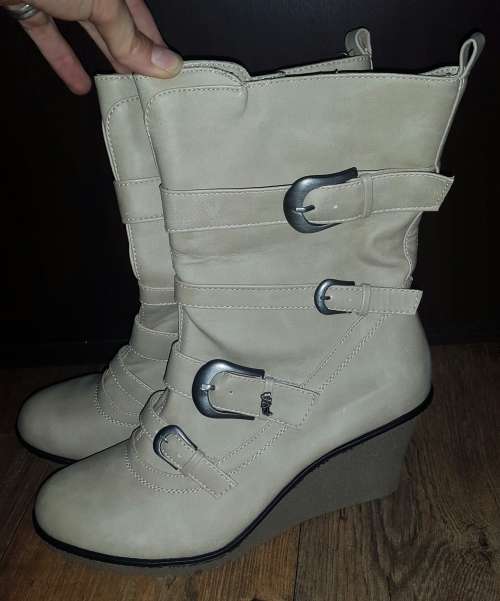 Gorgeous!! BRAND NEW NEVER WORN!! Beige wedge boots Size 8