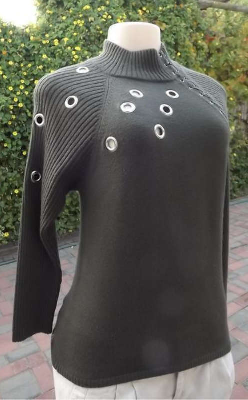 Flirty hunters green knitted top from Manahe size 32-34.Raglan ribbed sleeves with studded holes.