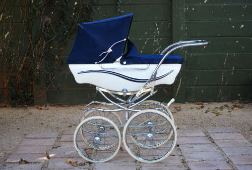 VINTAGE 1950's  WILSON COACHBUILT PRAM IN BEAUTIFUL CONDITION