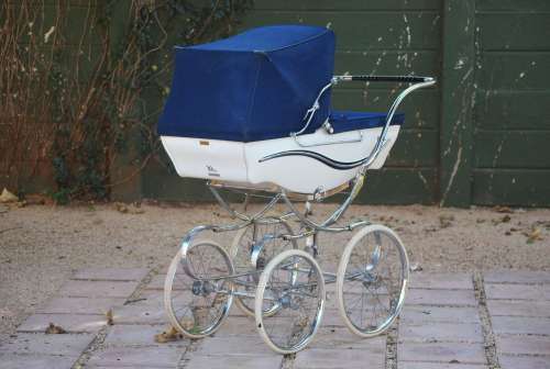 VINTAGE 1950's  WILSON COACHBUILT PRAM IN BEAUTIFUL CONDITION