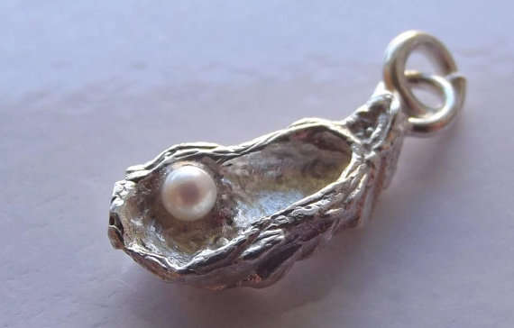 ****Charm. Oyster with cultured Akoya Japanese Pearl. Sterling Silver****