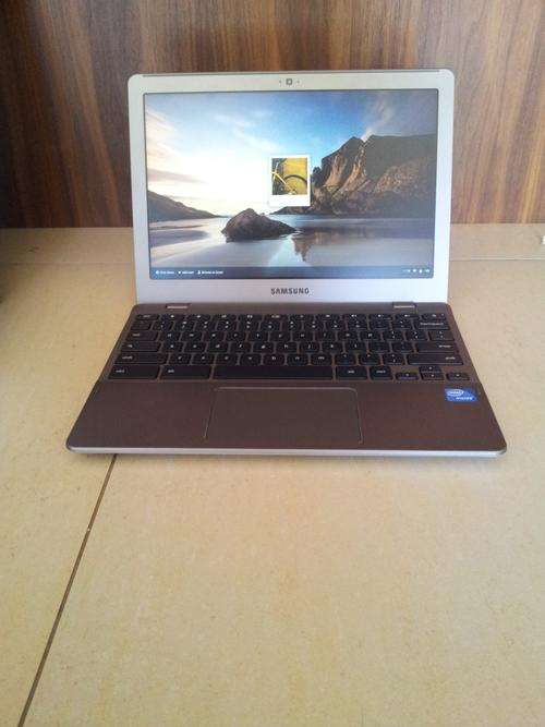 SAMSUNG SERIES 5 CHROMEBOOK 4GB ram INTEL CELERON XE550C22